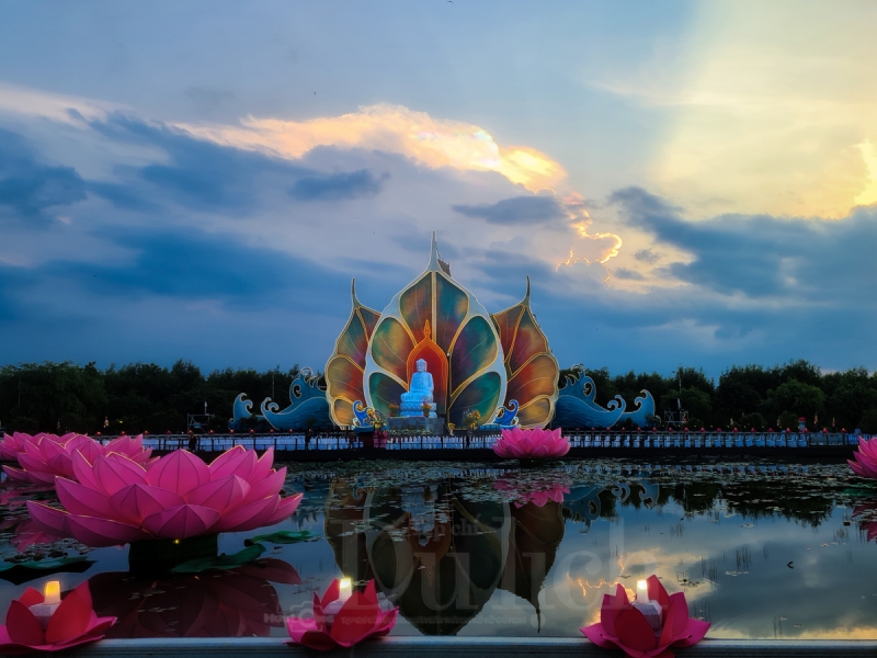 MÂY NGŨ SẮC KÌ ẢO TRÊN NỀN TRỜI ĐẠI LỄ VESAK CHỨNG MỪNG PHẬT ĐẢN