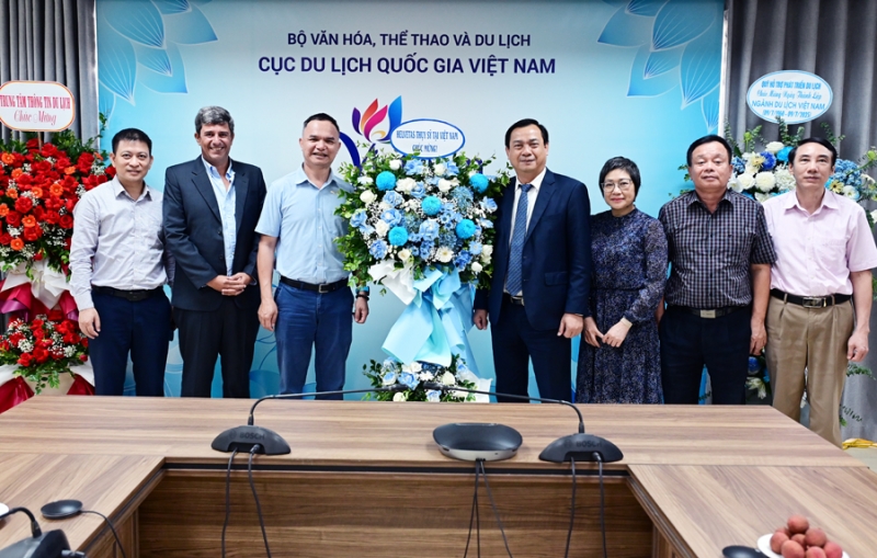 NHIỀU ĐOÀN KHÁCH CHÚC MỪNG CỤC DU LỊCH QUỐC GIA VIỆT NAM NHÂN KỶ NIỆM 65 NĂM NGÀY THÀNH LẬP NGÀNH DU LỊCH