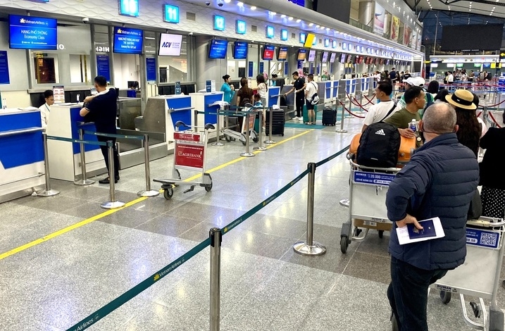 SÂN BAY ĐÀ NẴNG LÀM THỦ TỤC VỚI VNEID CHO KHÁCH NỘI ĐỊA BAY VIETNAM AIRLINES, VIETJET