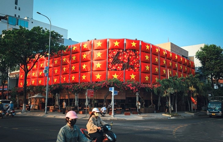 VIỆT NAM VÀ “MÙA ĐẶC BIỆT”: KHI SẮC CỜ PHỦ KÍN MỌI NẺO ĐƯỜNG