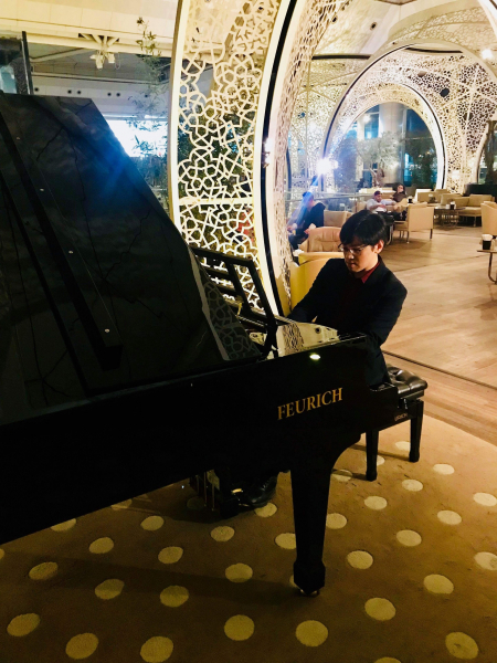 Nghệ sỹ Lưu Hồng Quang lướt Grand piano tại Business Lounge Istanbul - Turkish Airllnes
